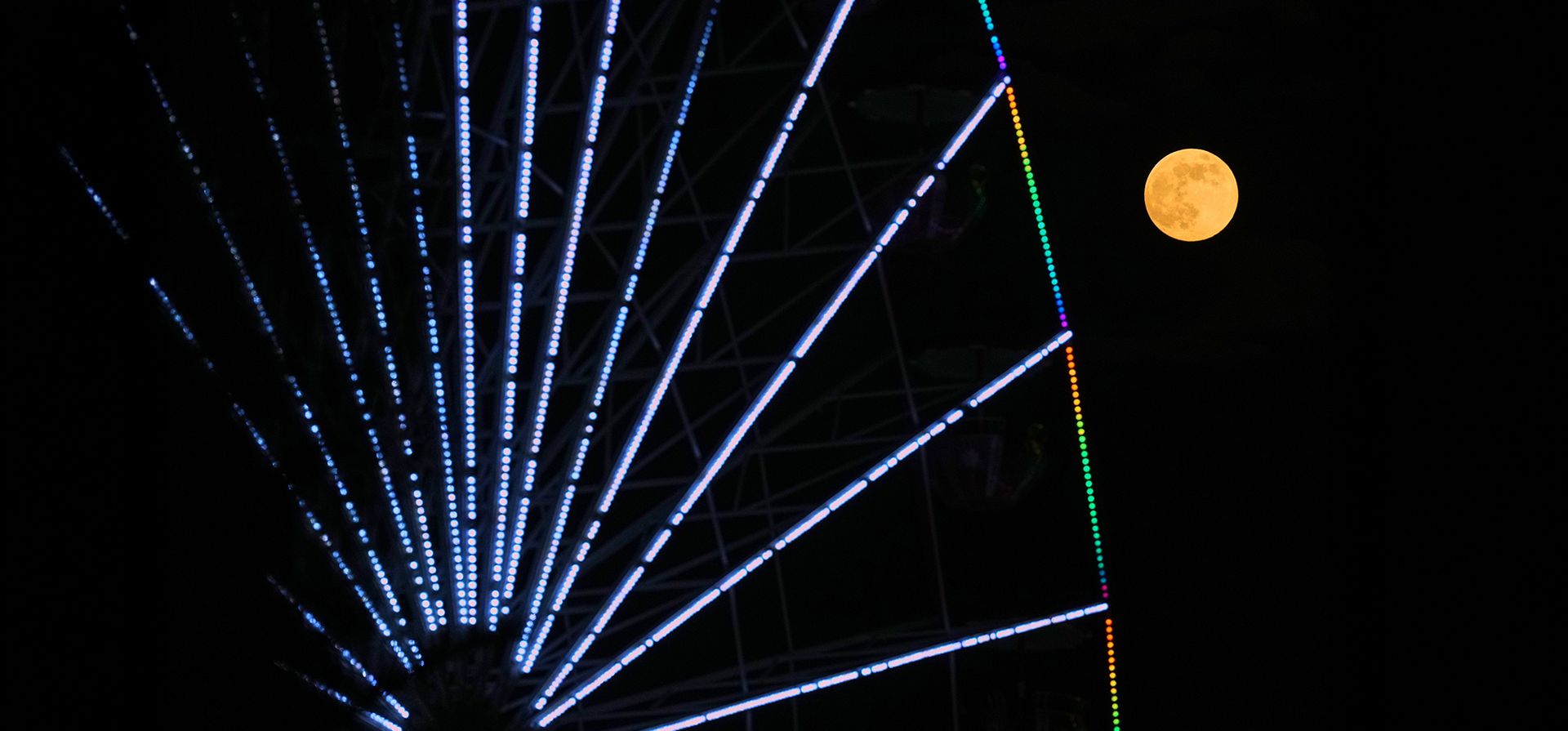 Una superluna, la última luna llena del año, se alza en el cielo tras una rueda de Navidad en la capital, Nicosia, Chipre, el jueves 4 de diciembre de 2025. (Foto AP/Petros Karadjias) Una superluna, la última luna llena del año, se alza en el cielo tras una rueda de Navidad en la capital, Nicosia, Chipre, el jueves 4 de diciembre de 2025. (Foto AP/Petros Karadjias)