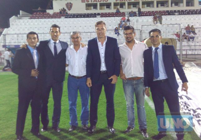 Banderazo de apoyo al #PatrónDelAscenso antes de la semifinal