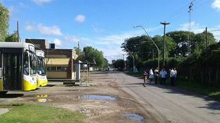 Por una protesta de los vecinos no circulan dos líneas de colectivos en la ciudad