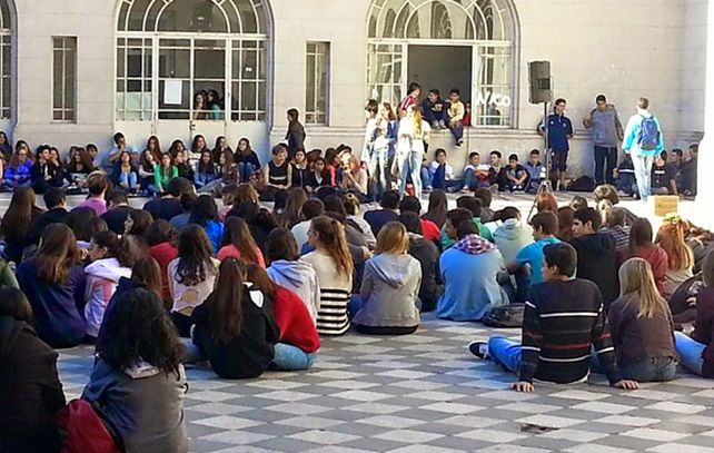 Escenas de pánico se habrían generado a partir de la puesta en escena organizada por las autoridades del colegio y el centro de estudiantes. (imagen de archivo)