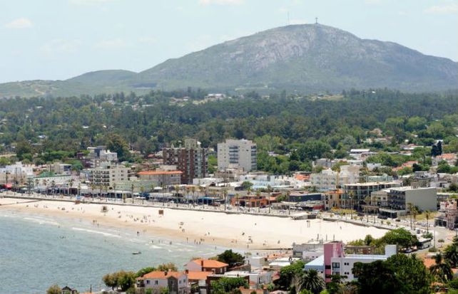 La playa de Piriápolis vista desde el Cerro San Antonio.