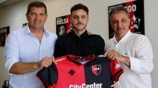 Mariano Soso (al medio) posa con la camiseta Rojinegra. Junto a él el asesor deportivo del club, Rubén Capria (a la izquierda de la imagen), y el presidente de la institución, Ignacio Astore (derecha).