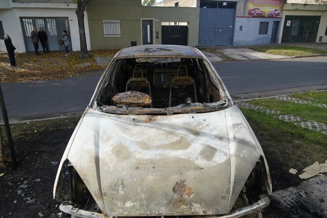 Uno de los autos quemados este sábado a la madrugada en distintos ataques en Rosario