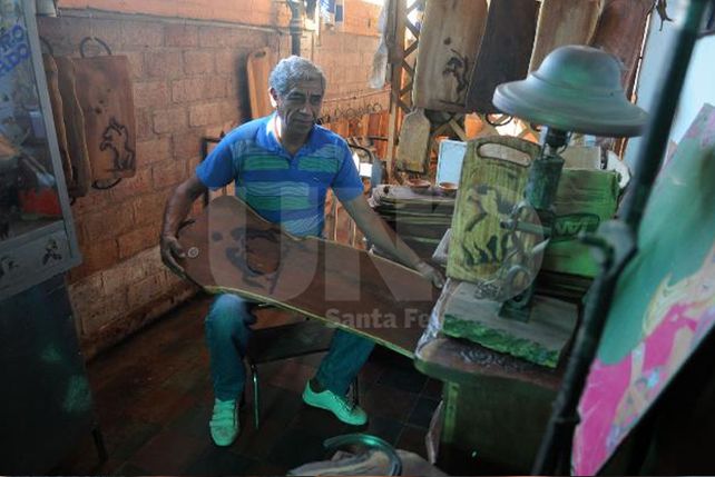 En el trabajo del algarrobo encontró la fortaleza para ganarse la vida