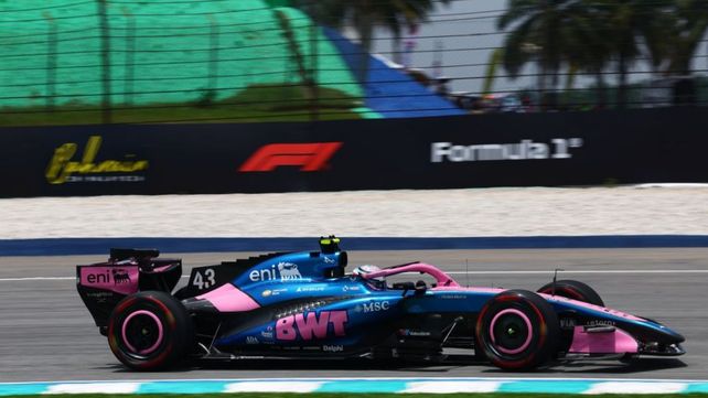 Franco Colapinto circula en el asfalto de Sepang con el Alpine 43. El domingo