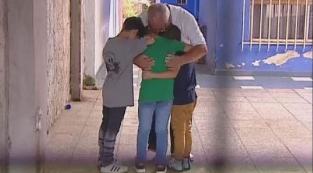 abrazo abuelos nietos