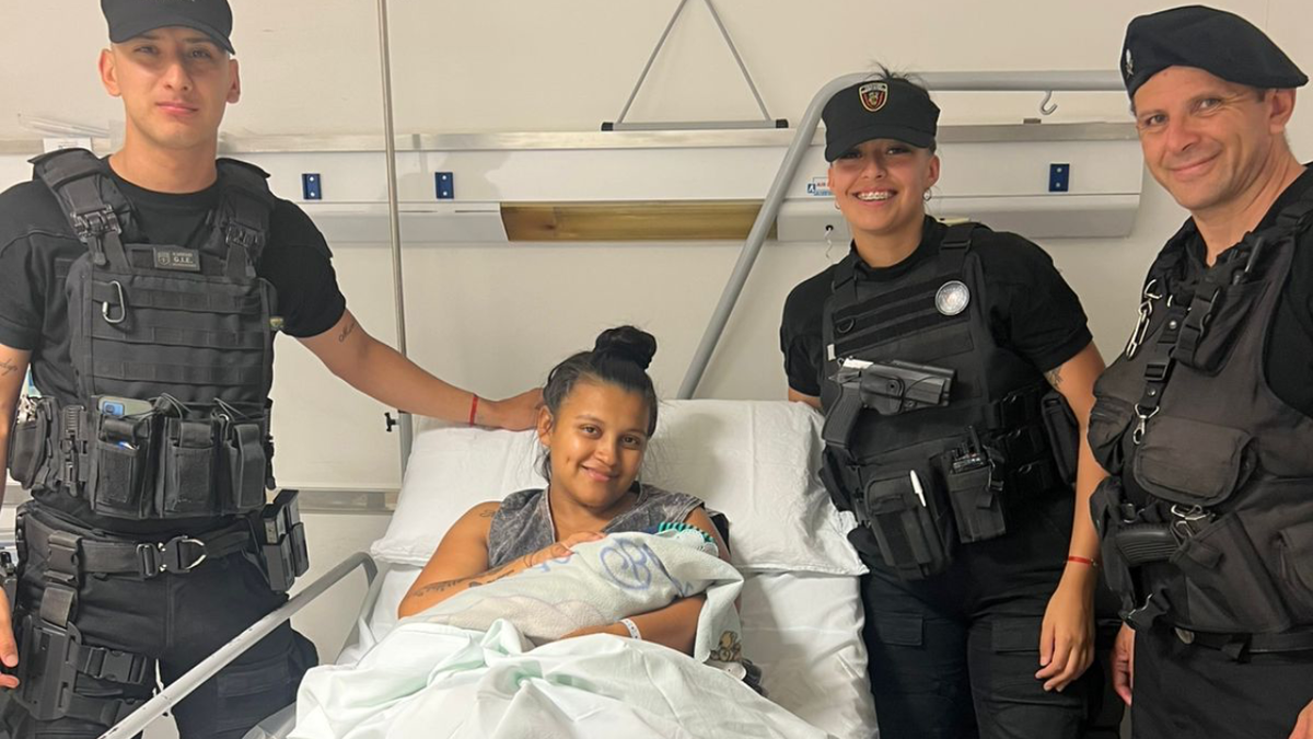 Rosario: policías asistieron un parto en un patrullero en las primeras horas del año thumbnail