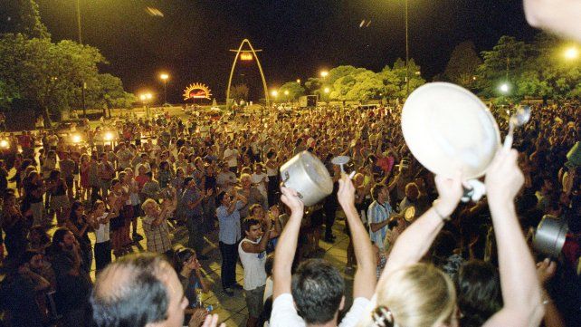 20/12/2001. Entrada la madrugada seguía llegando gente al monumento