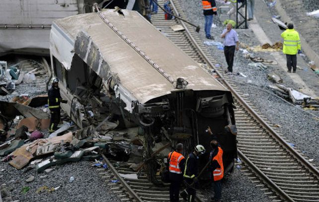El escenario del trágico accidente. El número de muertos podría ascender. (Foto: Reuters)
