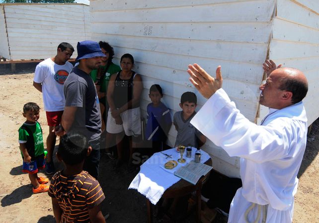 Un sacerdote ofició una misa este sábado en el asentamiento donde están los evacuados.