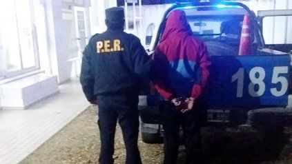 Un remisero de Paraná fue detenido este lunes después de exhibirle un arma blanca a una joven en el auto.
