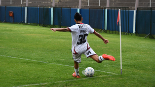 Agustina Vargas está a punto de impactar de derecha el tiro de esquina que se tranformará en el gol para el 2 a 0 de las leprosas.