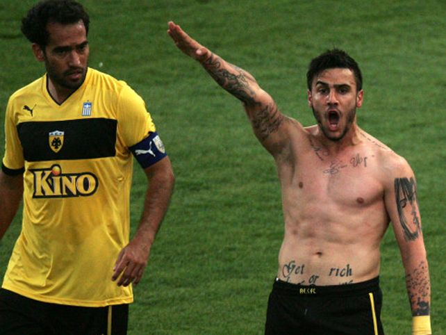 Ejemplar: la Federación Griega suspendió a Katidis por saludar como los nazis