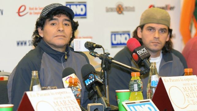 Diego Maradona en la cancha de Patronato