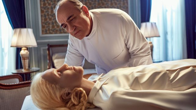 Francesc Orella y Natalia Oreiro. El actor español interpreta al doctor Pedro Ara que preservó el cuerpo.