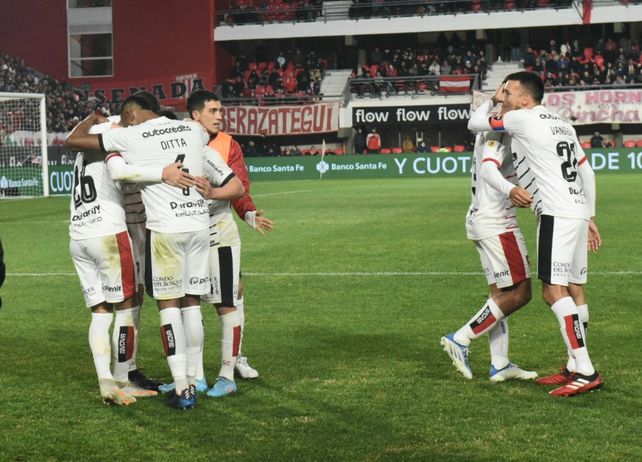 Newells derrotó con solidez a Estudiantes y es puntero del torneo en soledad