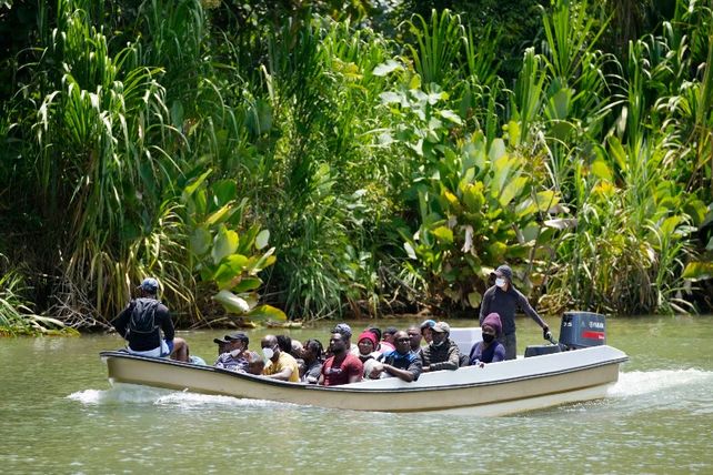 Miles de haitianos cruzan la selva colombiana para llegar a Panamá y seguir a EE.UU