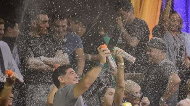 Diego Maradona se dio una vuelta por el carnaval de Corrientes y la rompió bailando