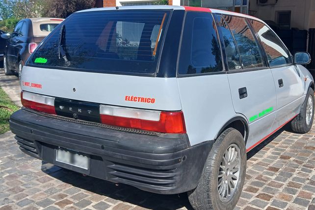 Así es el primer auto eléctrico reconvertido que circula en Rosario.