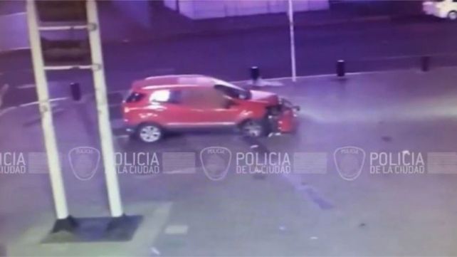 Así quedó el auto luego de chocar contra la valla de protección de la plazoleta Norte .