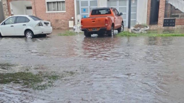 Fuerte lluvia anegó calles de Paraná en medio de alerta naranja