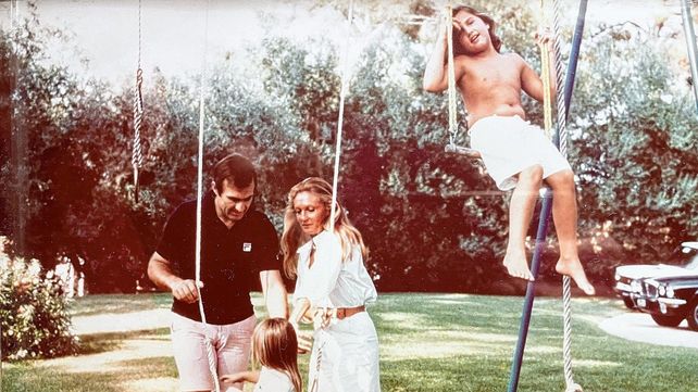 Carlos Reutemann y sus hijas en una foto familiar. Cora dice que no tiene noticias de él