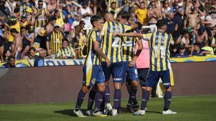 Todo Central festeja el gol de Komar que abrió la cuenta ante Argentinos Juniors.