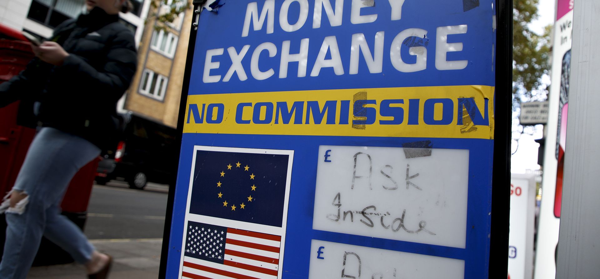 Una mujer pasa frente a una oficina de cambio de divisas en Londres, el lunes 26 de septiembre de 2022. La libra cayó hoy a su nivel más bajo frente al dólar desde 1971, después de que el canciller insinuara que seguirían más recortes de impuestos a los que anunció la semana pasada.