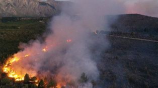 El incendio en El Bolsón sigue fuera de control y ya arrasó un amplio secor de la Cuesta del Ternero