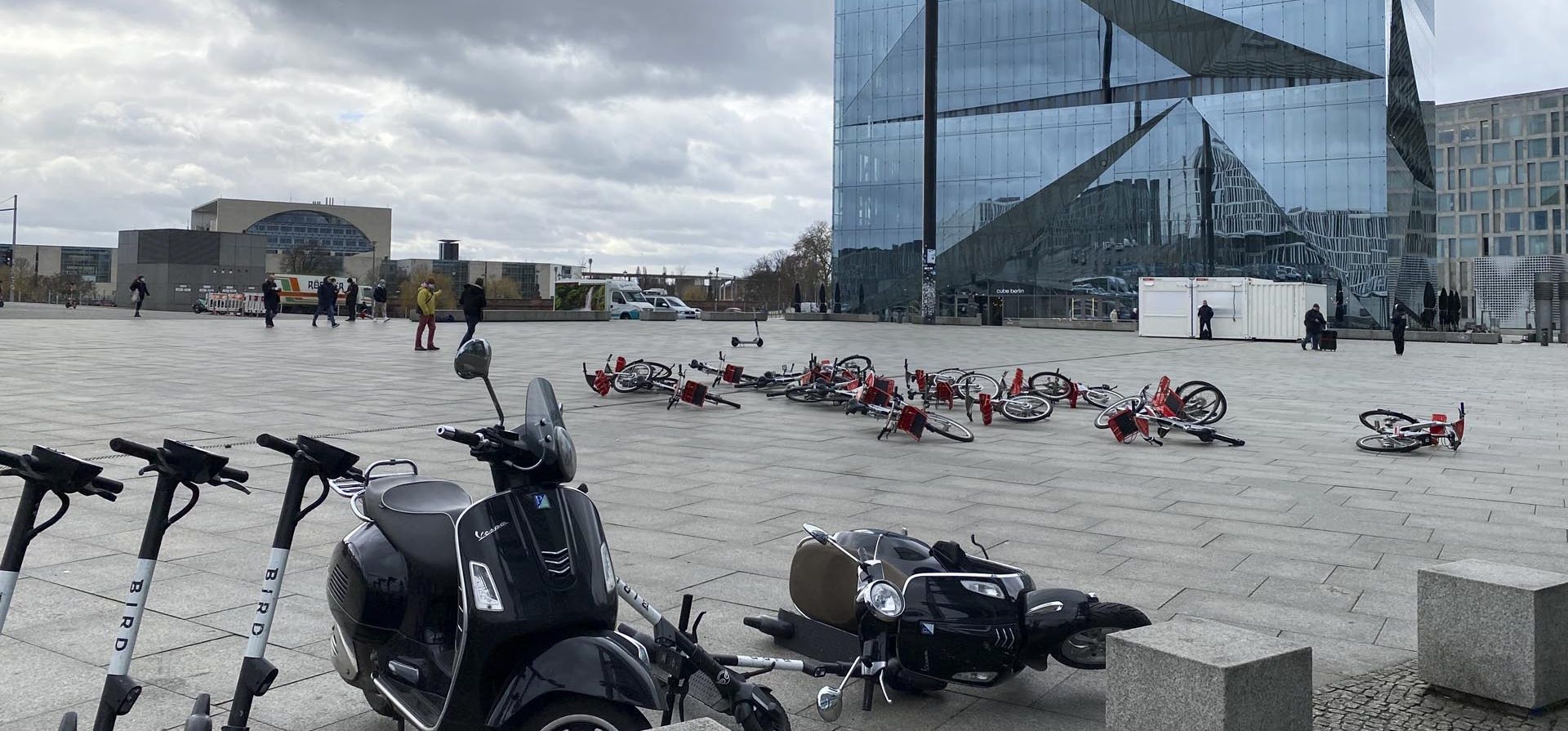 Bicicletas y un scooter yacían en el suelo durante una tormenta frente a un edificio de oficinas cerca de la estación central de trenes en Berlín, Alemania. Los meteorólogos advirtieron que el norte de Europa podría verse azotado por una serie de tormentas durante los próximos días después de que fuertes vientos azotaran Alemania, Dinamarca, Polonia y la República Checa durante la noche.
