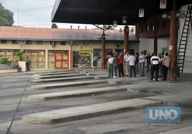 Desierta. La terminal de ómnibus de Paraná presentará este panorama por el reclamo de la UTA. Foto UNO/Mateo Oviedo