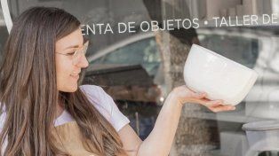 Empezó a dar clases de cerámica en un departamento y hoy tiene más de 500 alumnos 