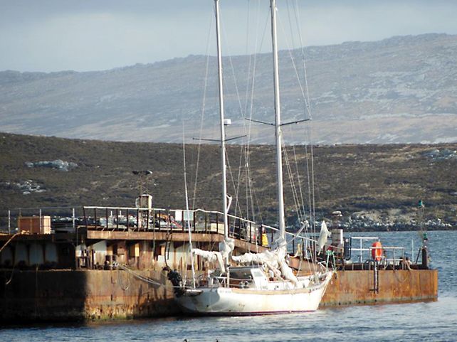 El velero. La Sanmartiniana aparece ayer amarrada en Puerto Argentino