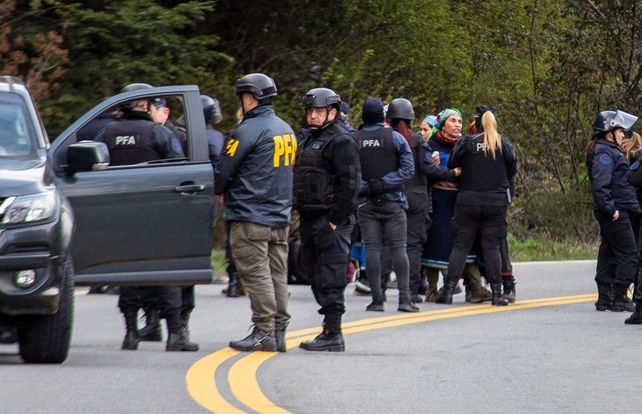 Fuerzas federales desalojaron a los mapuches de predios en Villa Mascardi