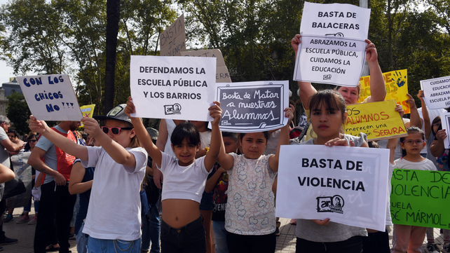 Los chicos de la José Mármol que el martes se movilizaron frente a Gobernación, este miércoles volvieron a las aulas. 