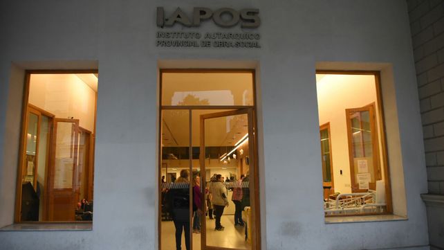 La sede del Iapos en Rosario. La obra social tuvo que reprogramar prestaciones por falta de algunos insumos importados.&nbsp;