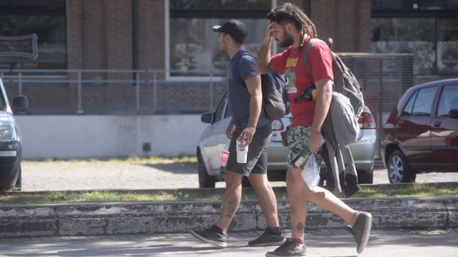 Los rosarinos deberán soportar otra jornada de calor a la espera de la lluvia.