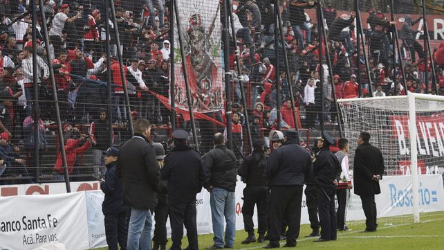 Polémica entre los hinchas de Newells, que quieren el banderazo, y la provincia, que no lo quiere