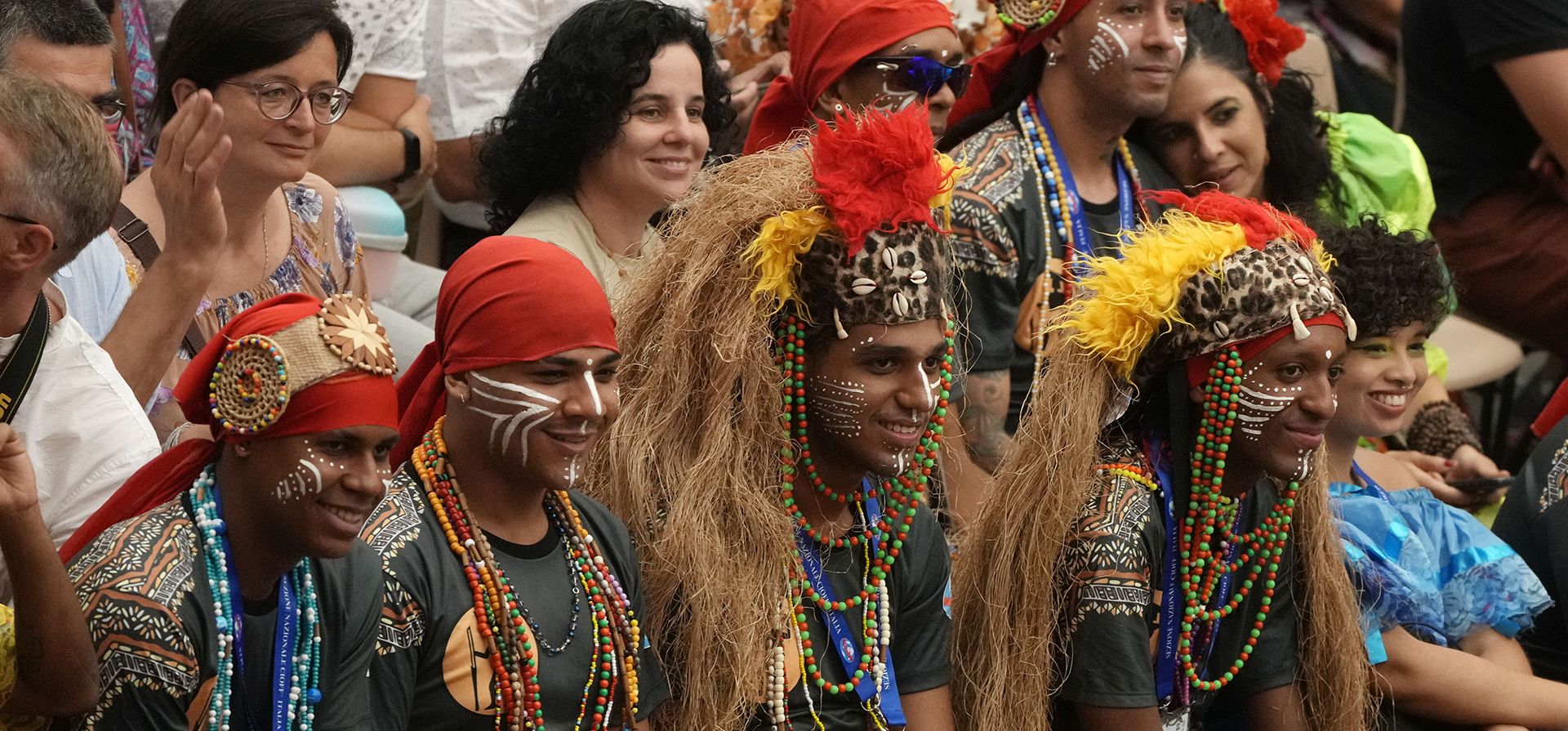 Fieles brasileños esperan la llegada del Papa Francisco con motivo de la audiencia general semanal en el Vaticano, el miércoles 3 de agosto de 2022.