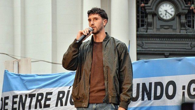 Marcos Senesi agradeció a la gente que llegó para la celebración.