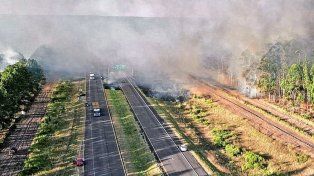 Uno de los incendios tiene perjudicado el tránsito sobre la ruta 14, ya que las llamas pasaron de un lugar al otro.