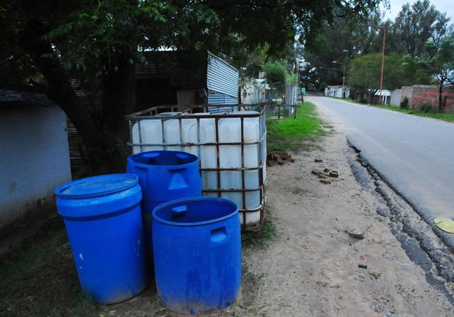La provisión. Todos los días camiones cisterna llenan con agua los bidones ubicados frente a las casas.
