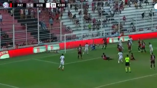 Viejo son los trapos. El arquero de 41 fue clave en el final del partido.&nbsp;