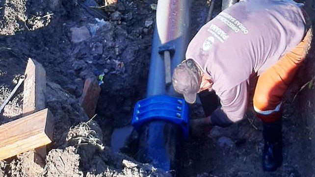 Realizan obras programadas en la red de agua potable de avenida Ramírez y en Racedo y Perón. Hay cortes en varias zonas y baja presión