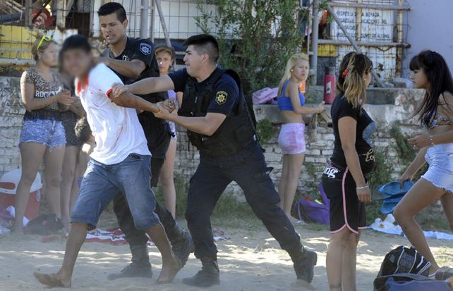 Agentes policiales se llevaron detenido a un joven que había protagonizado un incidente sobre la arena