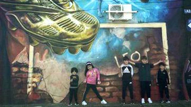 El mural se encuentra frente a la escuela a la que asistía el rosarino