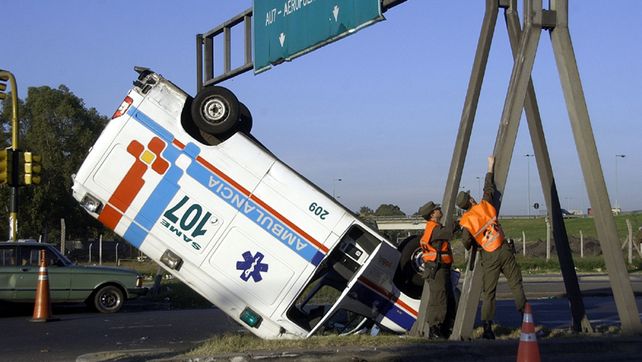 Capital: espectacular choque y vuelco de una ambulancia sobre autopista