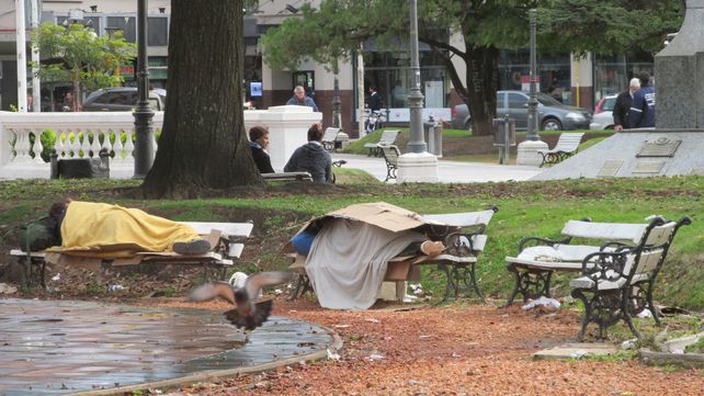Dormir en la plaza. Mucha gente pasa al lado