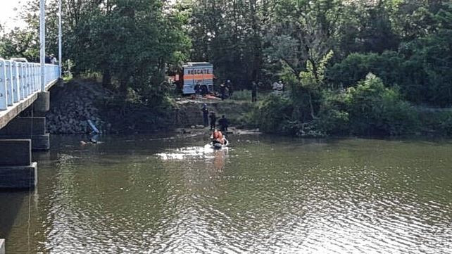 Concepción del Uruguay: buscan a una mujer que cayó con su auto a un arroyo