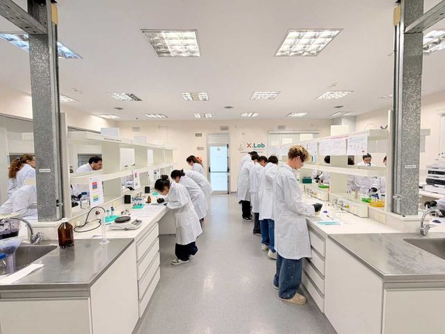 Manos a la ciencia. Los alumnos y alumnas de la escuela Balseiro en las instalaciones del Xlab Rosario.